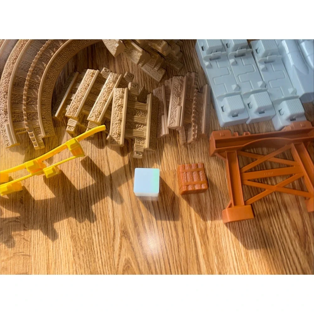 GeoTrax LARGE LOT 80+ Trains People Signs Building Tracks Controllers Untested